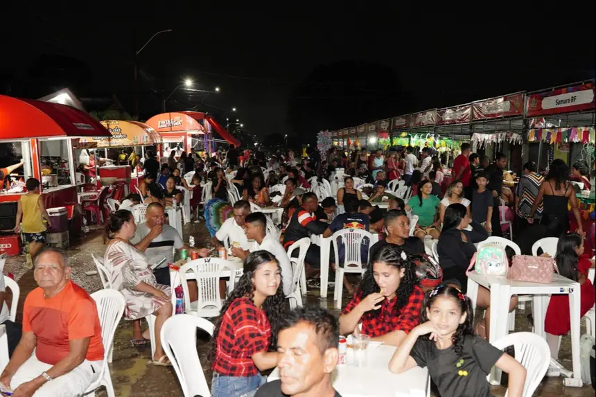 Avenida Maria Cavalcante de O. Picanço ficou lotada com os participantes do Arraiá 