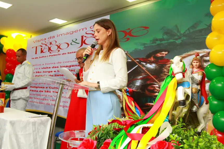 Discursando, a primeira-dama do Estado, Priscilla Flores