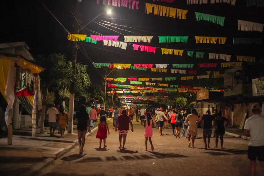 Alvoradas festivas percorrem diversos pontos da vila de Mazagão Velho na madrugada de 16 de julho para saudar a chegada da Festa de São Tiago