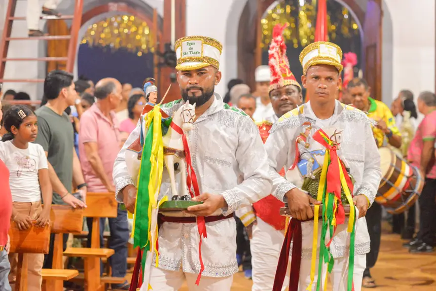 Chegada das imagens na igreja Nossa Senhora da Assunção, na noite de 16 de julho