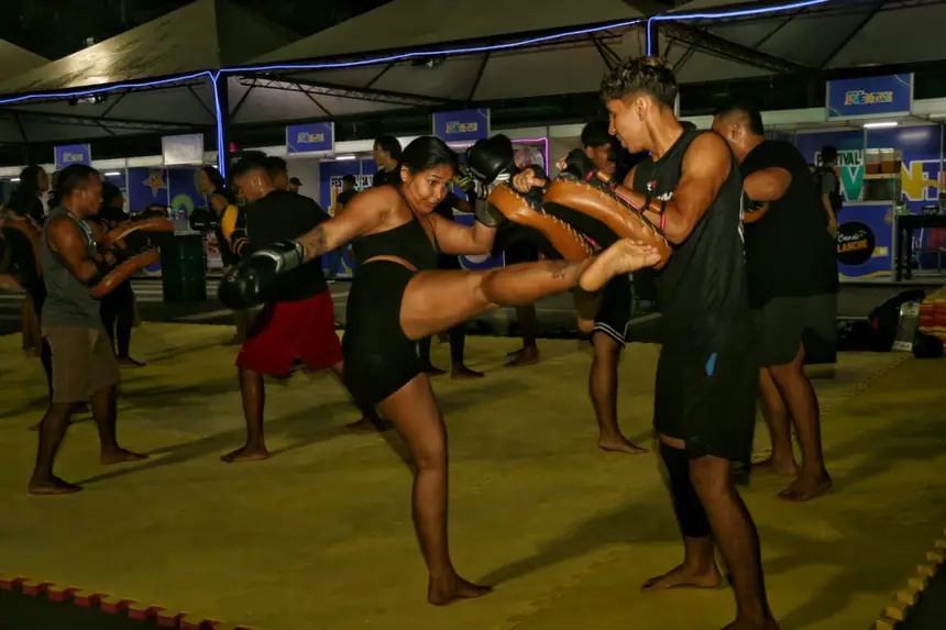 Jovens treinam Muay Thai