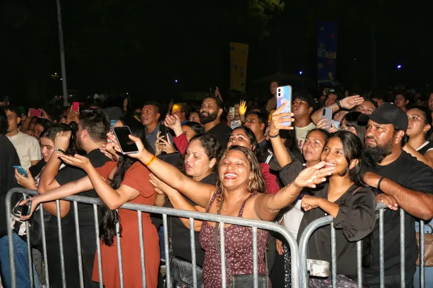 Muitos sorrisos durante a apresentação dos louvores contagiantes 