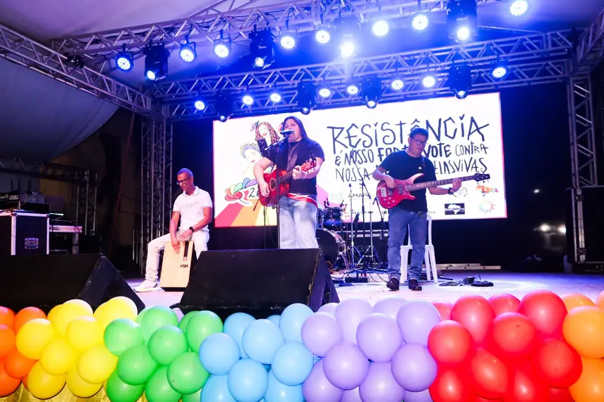 Noite cultural com show de Barbara Mota e banda