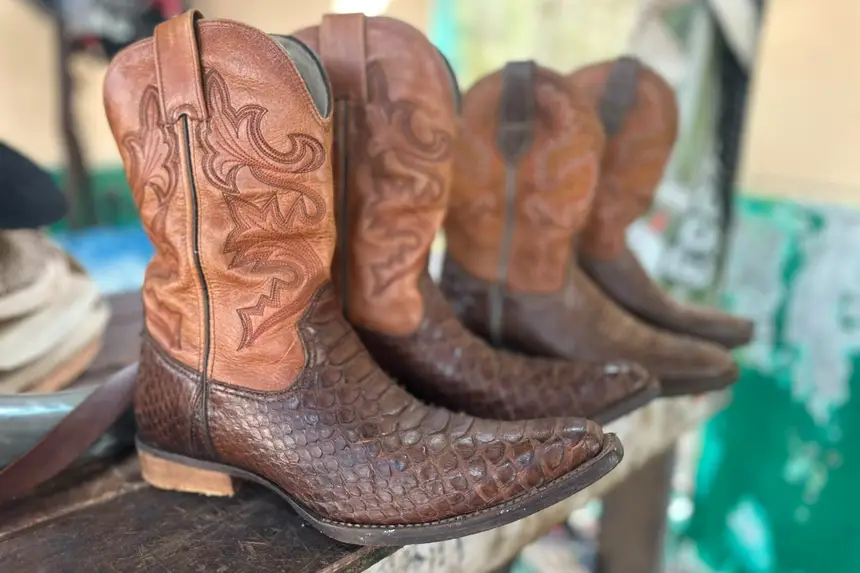 botas em couro enviadas por clientes para que sejam feitas as reformas