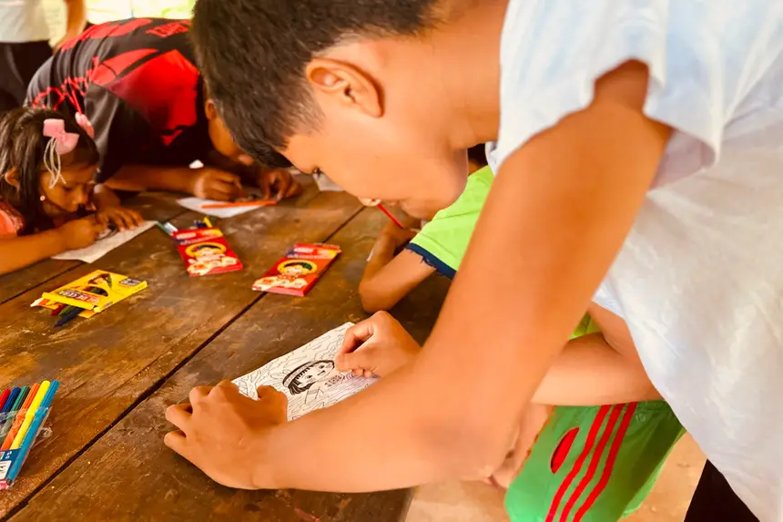 Atividades de desenho e pintura, utilizando experiências do cotidiano na aldeia para expressar emoções e identificar formas de promover o bem-estar