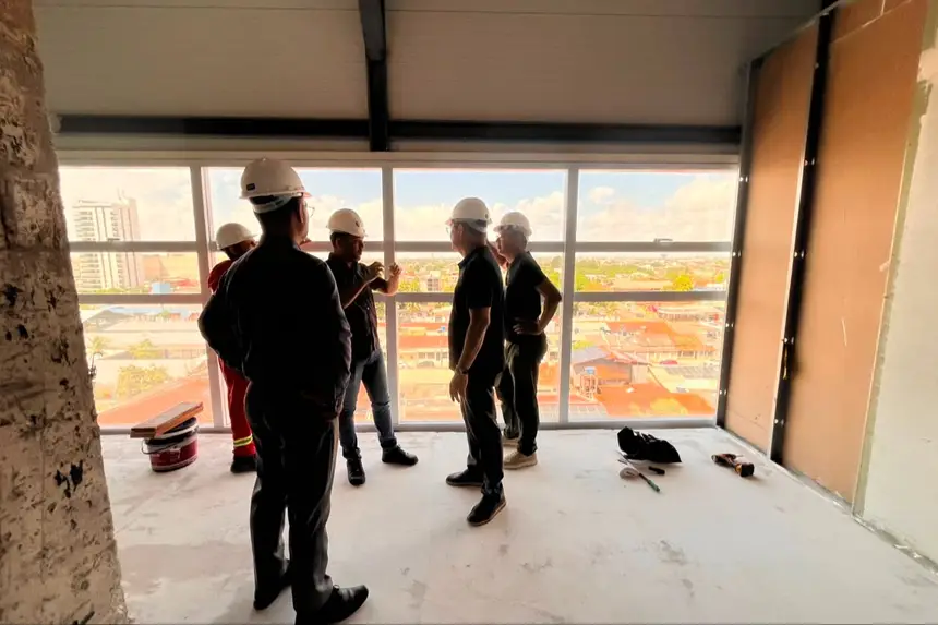 Visita técnica liderada pelo titular da Sesa avalia o progresso das estruturas internas e do acabamento dos pavimentos