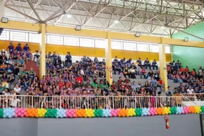 Arquibancadas lotadas reúnem caravanas de alunos-atletas dos 16 municípios durante a abertura oficial dos Jogos Escolares Amapaenses 2026