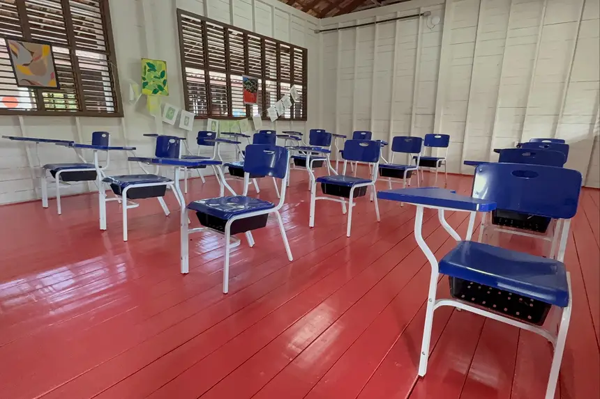 As escolas receberam móveis novos