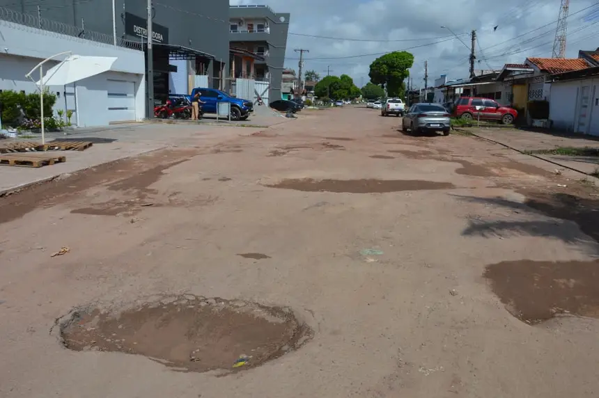 E com mais de 8 quilômetros, as frentes de pavimentação acontecem no bairro Novo Buriritizal, também contemplado com 16 vias.
