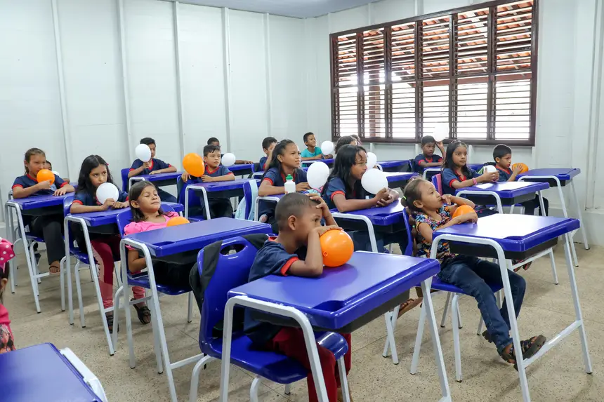 A escola recebe 102 estudantes 