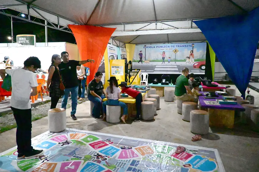Jogos e atividades interativas ajudam crianças e adultos a aprender mais sobre respeito às regras de trânsito
