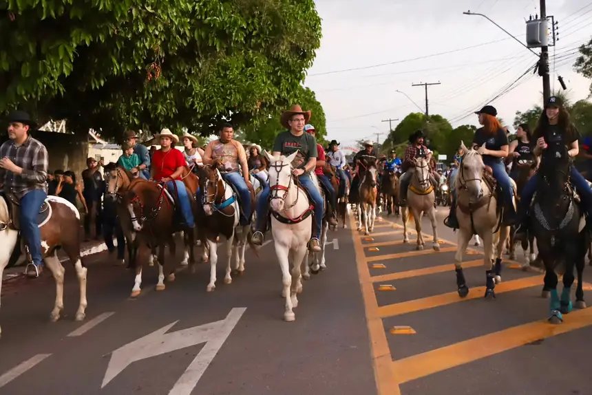 A cavalgada deu o início da Expofeira 2026