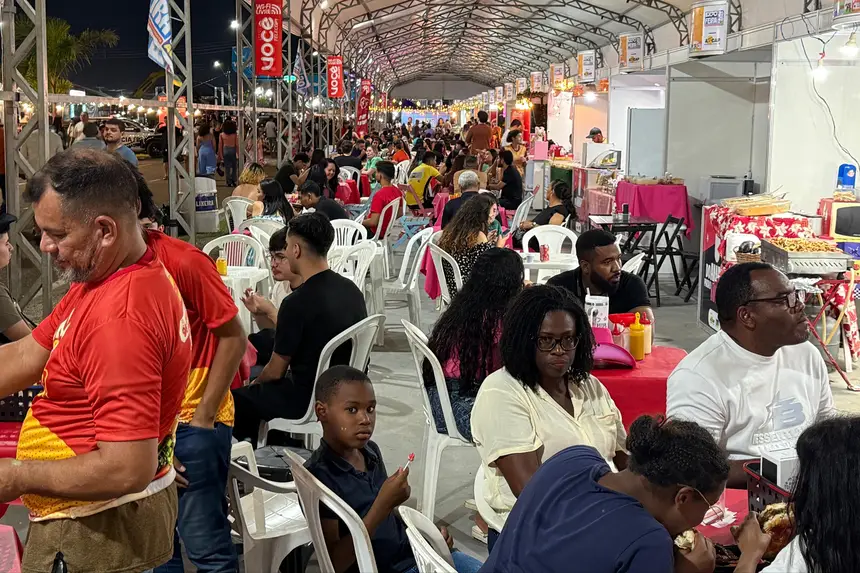 Movimento intenso na Praça de Alimentação marcou o primeiro dia da Expofeira 2026