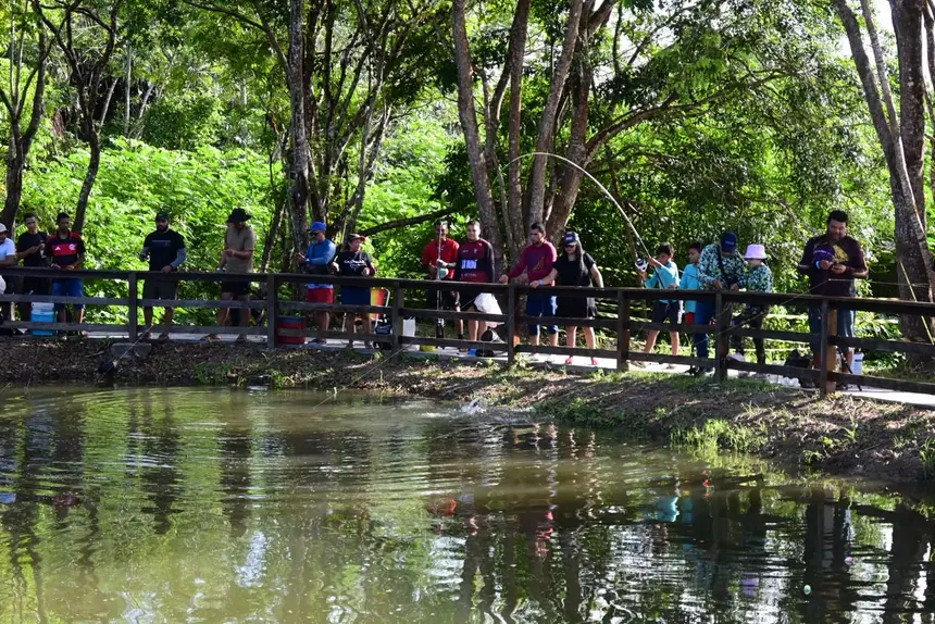 Participantes aproveitam o Troque e Pesque durante a programação da Expofeira 2026, que une pesca recreativa, convivência familiar e solidariedade.