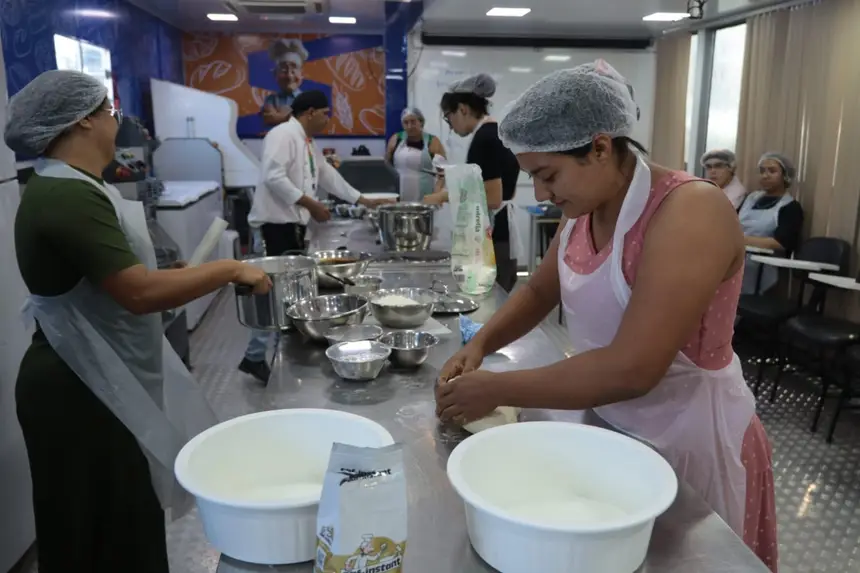 Na prática, os participantes colocam a mão na massa e desenvolvem habilidades na produção de alimentos, transformando aprendizado em oportunidade.