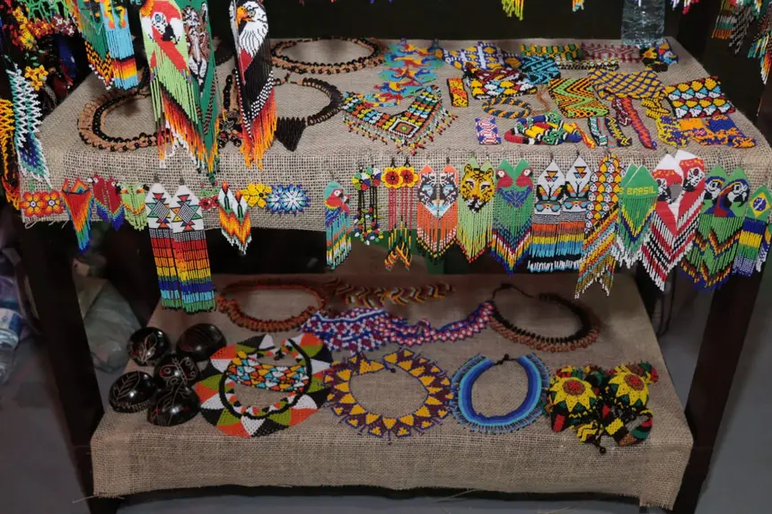 Brincos, acessórios e outros artesanatos revelam a riqueza cultural dos povos indígenas.