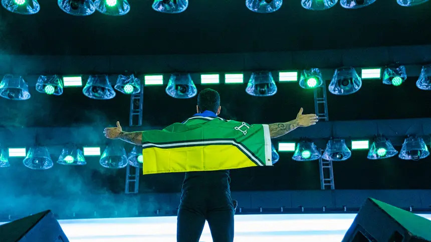 Gusttavo Lima vestiu a bandeira do Amapá durante o show e demonstrou carinho pelo público amapaense.