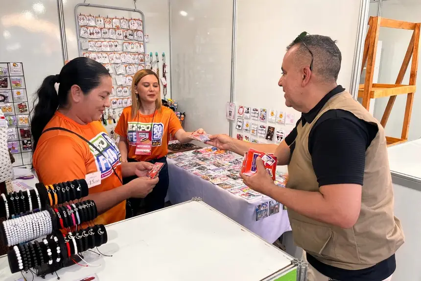Florinaldo Cariteiro, enfermeiro da SVS, orienta empreendedora que manterá um dispensador de preservativos no estande, facilitando o acesso gratuito e sem constrangimento durante a Expofeira 2026.