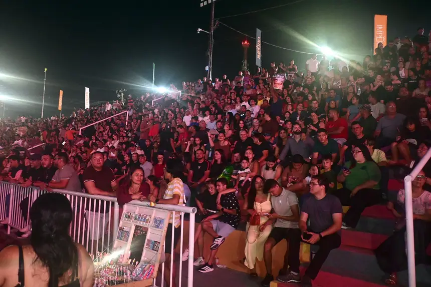 Público acompanha as montarias durante a primeira noite do Rodeio da Expofeira 2026.