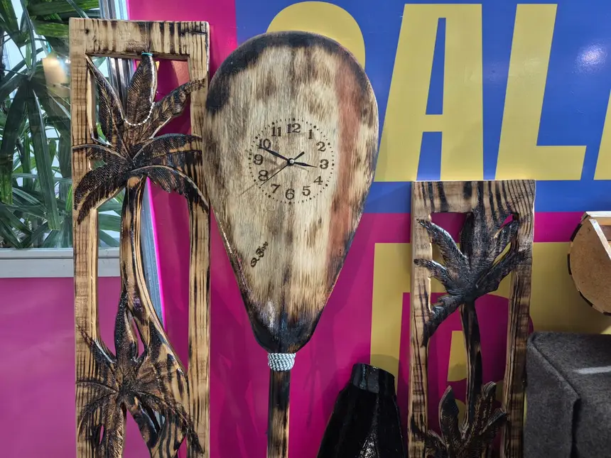 Entre as peças expostas estão relógios, pequenas embarcações, objetos decorativos e outras criações que ganham formas inusitadas a partir da madeira trabalhada.