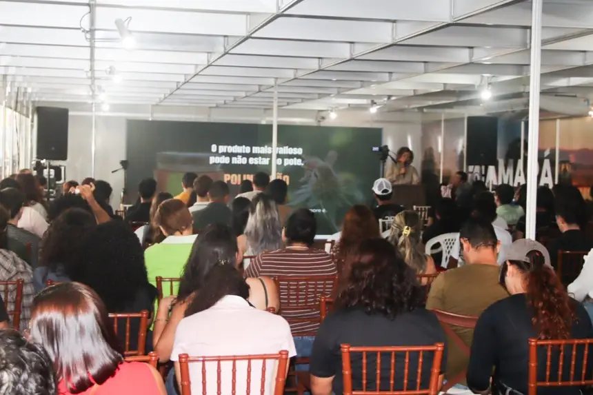 Participantes acompanham palestra sobre a importância das abelhas para a produção agrícola e a biodiversidade amazônica durante a Expofeira 2026