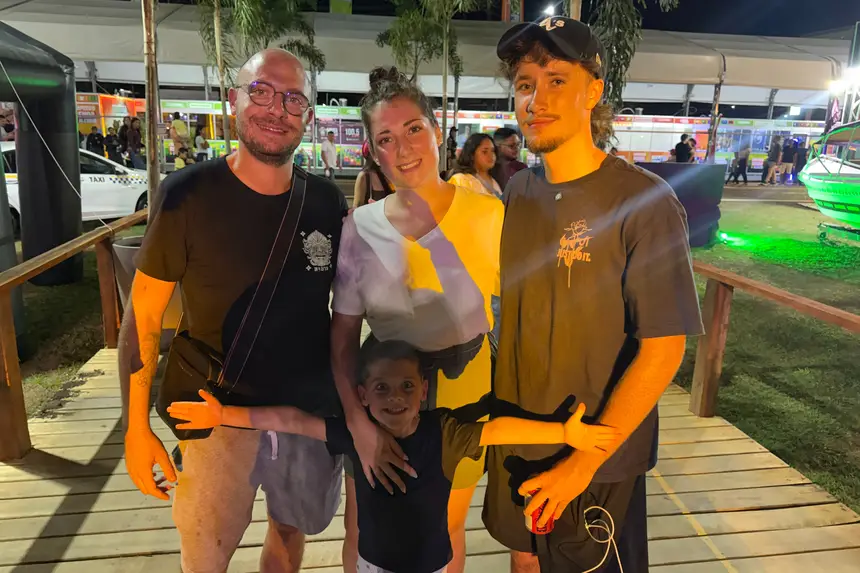 À direita, Simon Claude, de 19 anos, da Guiana Francesa, aproveita a Expofeira 2026 ao lado da família durante visita ao Parque de Exposições da Fazendinha.
