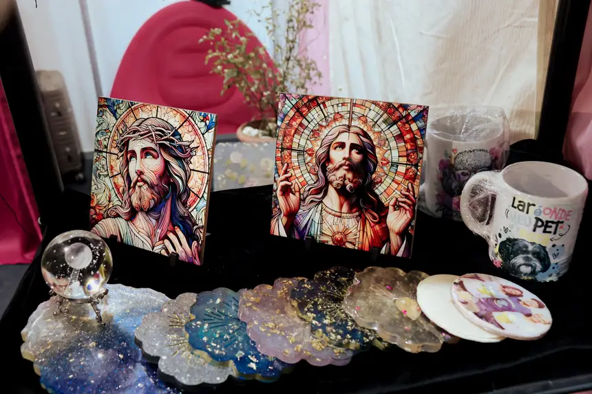 Peças personalizadas transformam objetos e elementos afetivos em lembranças especiais.