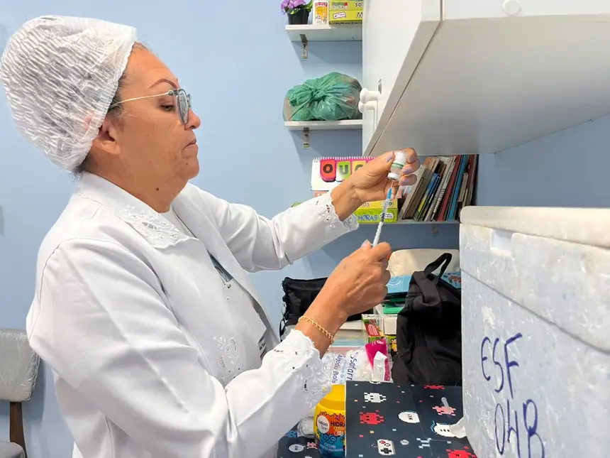Profissional de saúde prepara dose de vacina durante a ação