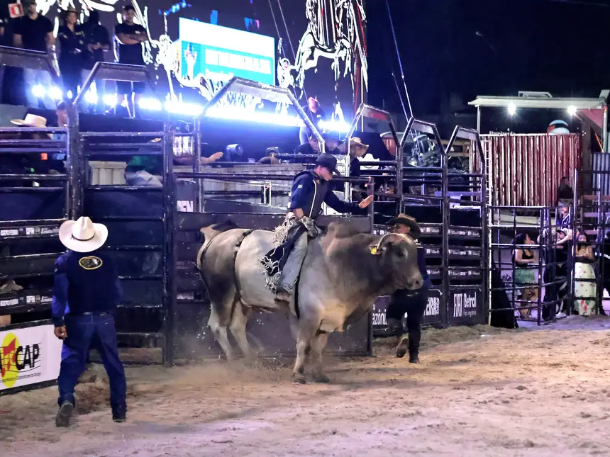 Rodeio Nacional reúne competidores e público em mais uma noite de atrações.