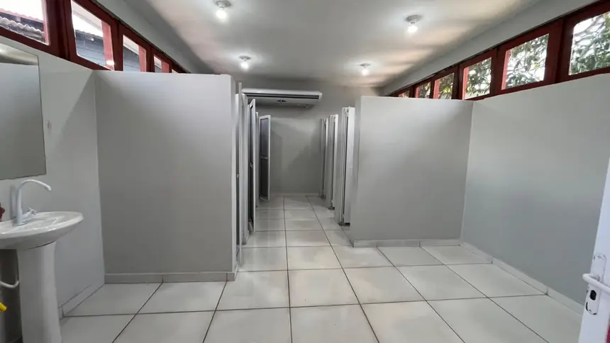 Banheiros do Parque de Exposições da Fazendinha limpos para receber o público para a última noite da Expofeira 2026