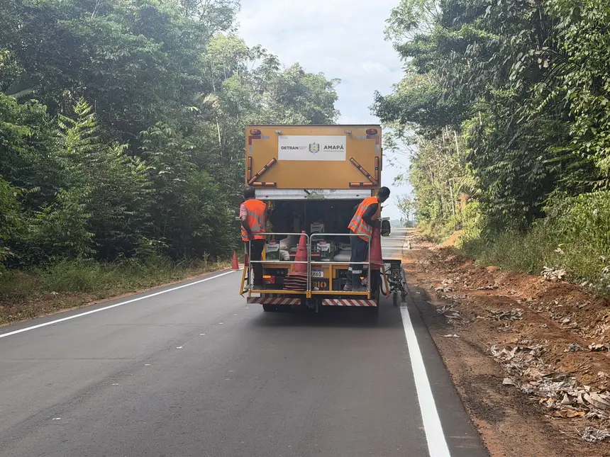 Em Oiapoque, o trabalho acompanha o avanço da infraestrutura rodoviária proporcionado pelo asfaltamento do Ramal Vila Vitória.