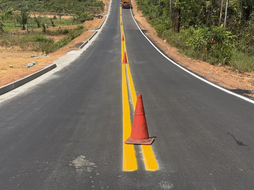 Em Oiapoque, o trabalho acompanha o avanço da infraestrutura rodoviária proporcionado pelo asfaltamento do Ramal Vila Vitória.