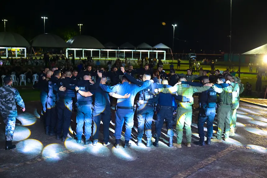 Momento final de recepção dos novos integrantes, com a oração das Operações Especiais