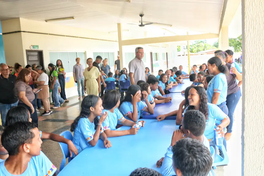 A comunidade escolar se reuniu para receber a escola