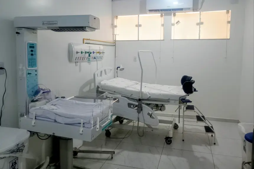 Sala de parto e pré-parto equipada para o acolhimento seguro de mães e recém-nascidos na unidade