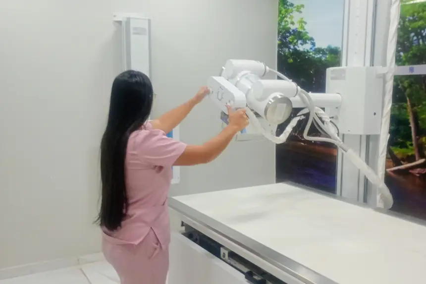 Profissional de radiologia prepara equipamento digital, que permite o envio imediato de laudos via sistema