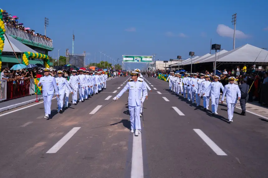 Marinha do Brasil abriu o desfile na avenida Ivaldo Veras