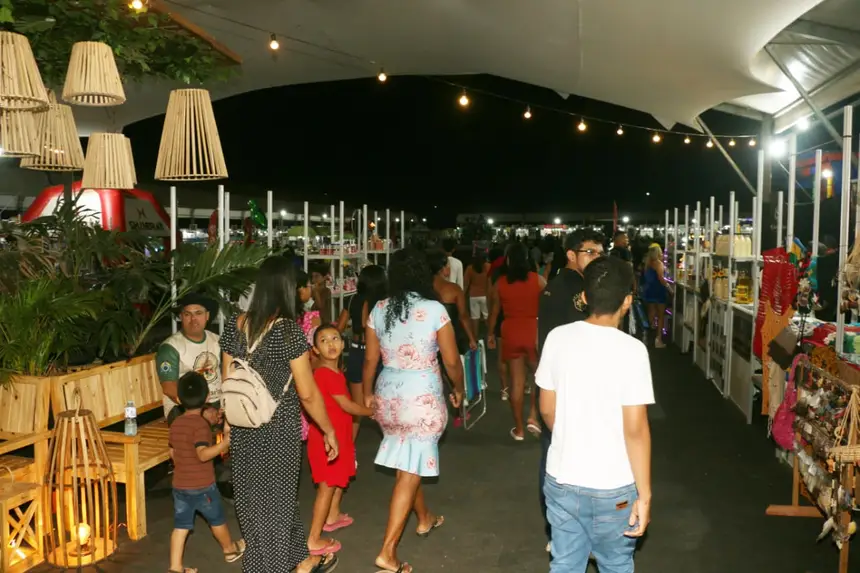Além dos shows, o público pôde aproveitar os espaços do evento, com opções de gastronomia, comércio, entretenimento e exposição de produtos.