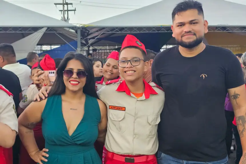 Durante a cerimônia, familiares participaram da colocação das luvas nos uniformes dos estudantes, seguida do juramento perante o Pavilhão Nacional