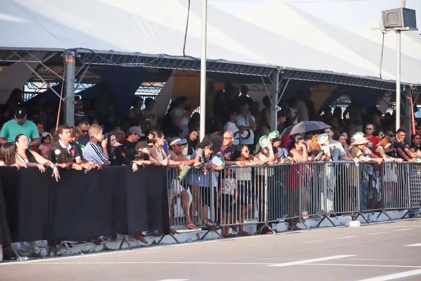 Arquibancadas do Sambódromo de Macapá ficaram lotadas antes mesmo do início do desfile