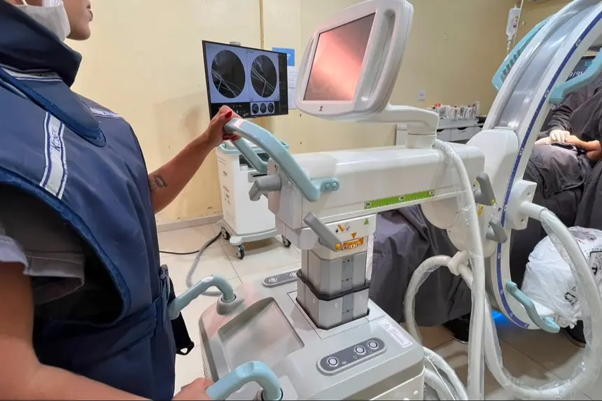 Técnica opera equipamento de imagem que dá suporte direto às equipes médicas