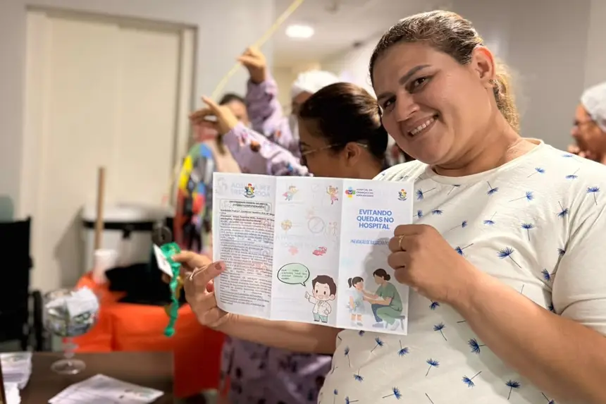 Acompanhante participa de ação no HCA, recebe orientações e exibe fôlder 