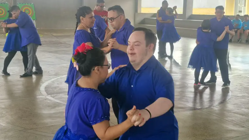 Grupo de dança Realce da Apae se apresenta durante a programação do Festival