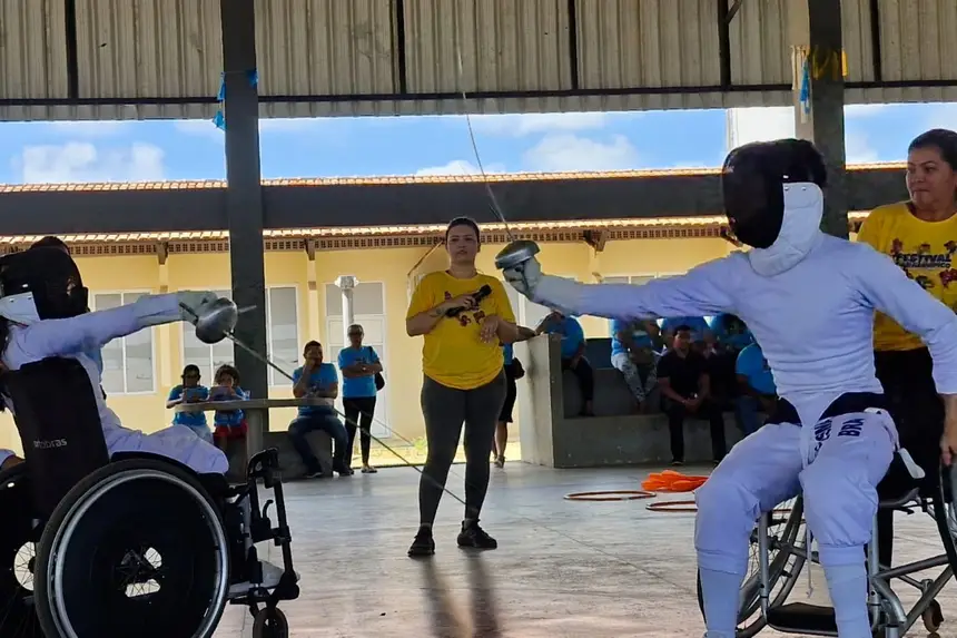 Estudantes protagonizaram uma apresentação de paraesgrima