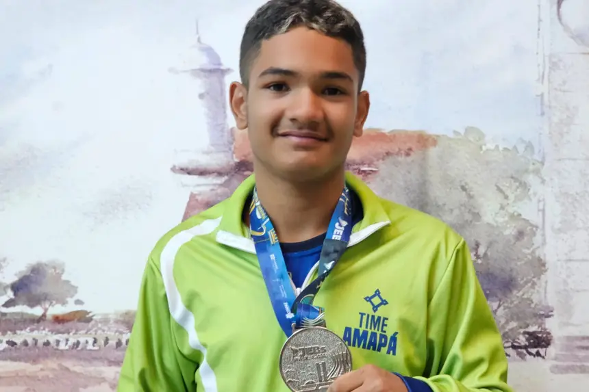 No atletismo adaptado, Pedro Vinicius, de 13 anos, estudante da Escola Municipal Raimunda Rodrigues Capiberibe, em Laranjal do Jari, conquistou a medalha de prata no salto em distância