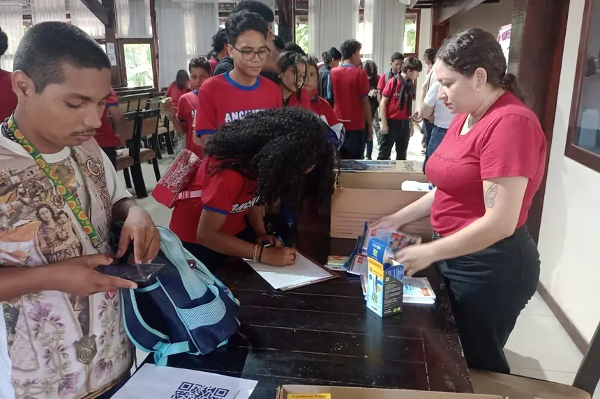 Alunos fazer credenciamento para participar das ações alusiva a 2ª Primavera dos Museus 
