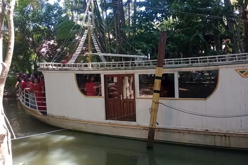 Estudantes da Escola Anchieta fazem passeio no barco Regatão 