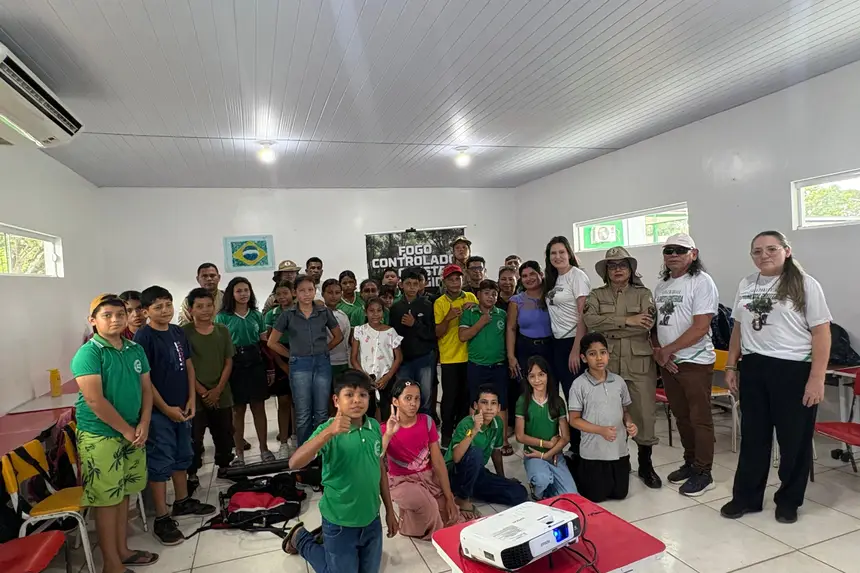 Alunos acompanham palestra sobre prevenção e cuidados durante o período de estiagem