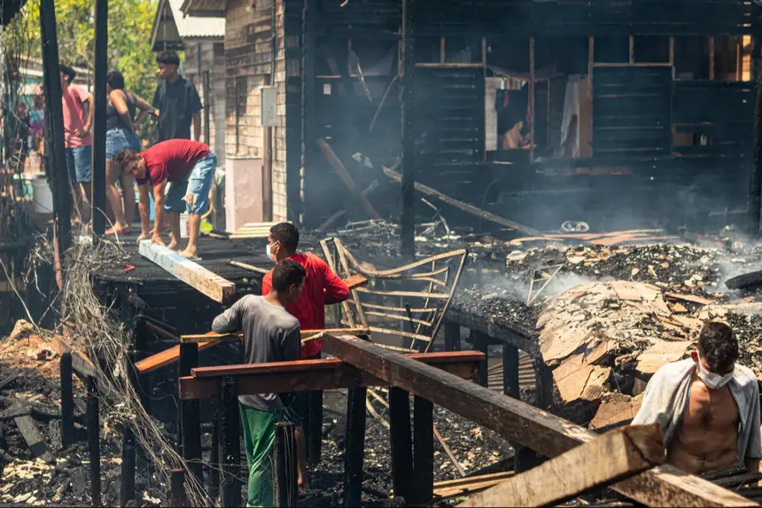 Trecho atingido teve a ponte de madeira destruída, deixando algumas famílias 
