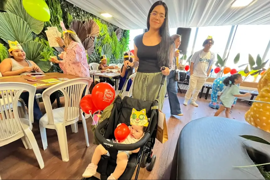 Mãe e filha acompanham a programação da "Campanha De Olho nos Olhinhos"